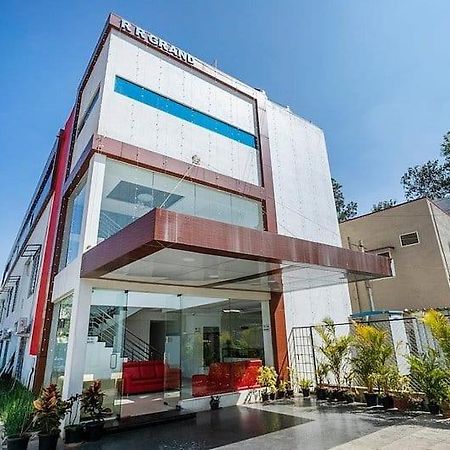 Square Inn Devanahalli Bagian luar foto